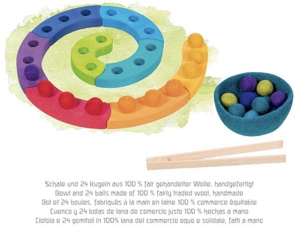 Farbsortierspiel und Adventsspirale mit bunten Wollkugeln und einer Holzspirale. Enthält eine handgemachte Schale und 24 bunte Kugeln. Das Produkt ist fair gehandelt und umweltfreundlich.