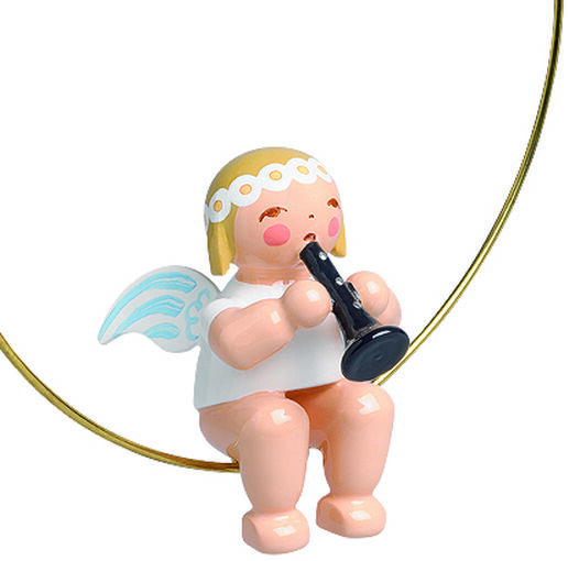 Holz-Figur von Wendt & Kühn: Ein Christbaumengel mit blonden Haaren und blauen Flügeln sitzt am unteren Ende eines goldenen Rings und spielt eine schwarze Klarinette. Die Figur hat rosa Wangen und ist detailreich bemalt. Geeignet als Weihnachtsbaumschmuck.
