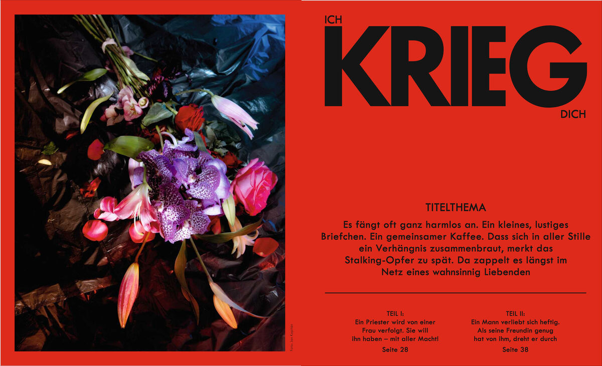 Cover des Magazins ZEIT VERBRECHEN 10/21 mit einem dunklen Hintergrund und einer Blumendekoration. Rechts ist der Titel und ein Teil des Inhalts vermerkt. Das Thema scheint krimineller Natur zu sein, dargestellt durch den Slogan 'Krieg'.