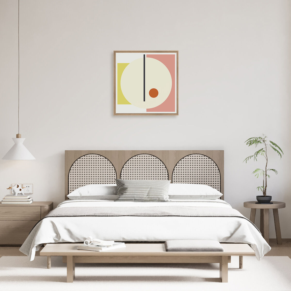 Abstraktes Leinwandbild mit geometrischen Formen in Pastellfarben hängt in einem modern eingerichteten, hellen Schlafzimmer mit Holzmöbeln, einem großen Bett und einem Fenster mit Sitzgelegenheit.