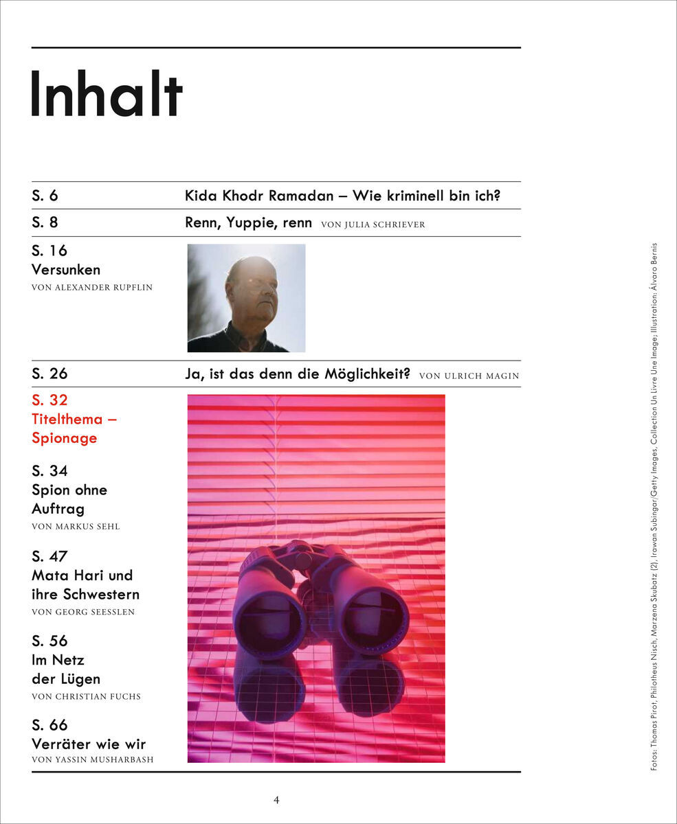 Titelseite des Magazins ZEIT VERBRECHEN 14/22: Eine Liste von Artikeltiteln und Autoren auf weißem Hintergrund mit einem Bild eines Fernglases vor einem rot beleuchteten Fenster.