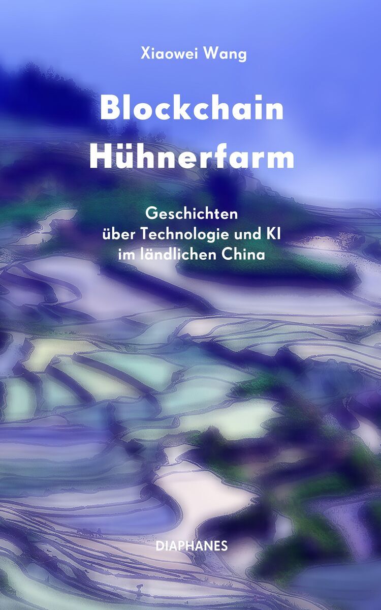 Buchcover von 'Xiaowei Wang: Blockchain Hühnerfarm', mit einem Bild von Terrassenfeldern im Hintergrund und Text in weißer Schrift.
