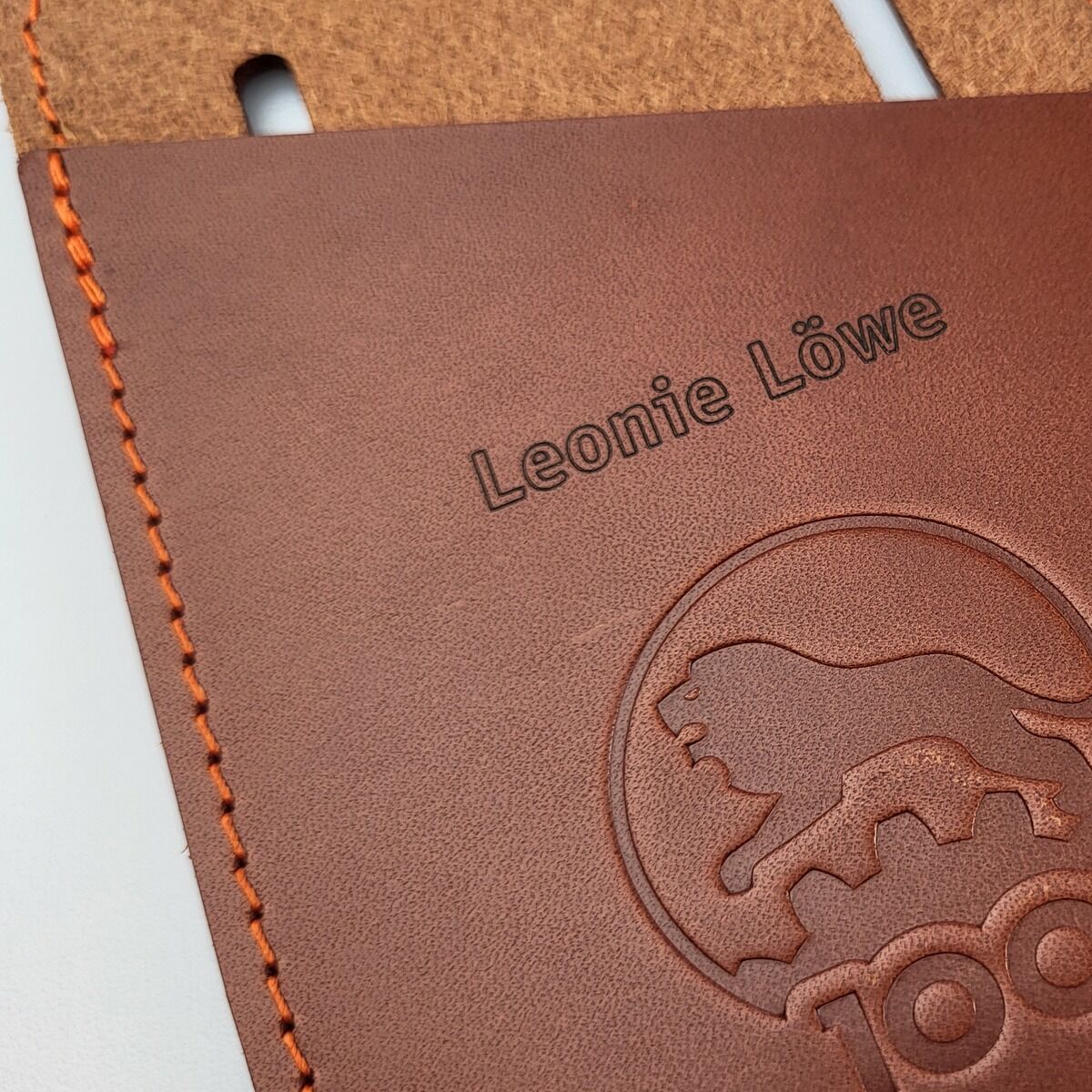 Lederholster für Löwe Amboss Schere mit eingeprägtem Löwenlogo und Schriftzug 'Leonie Löwe'.