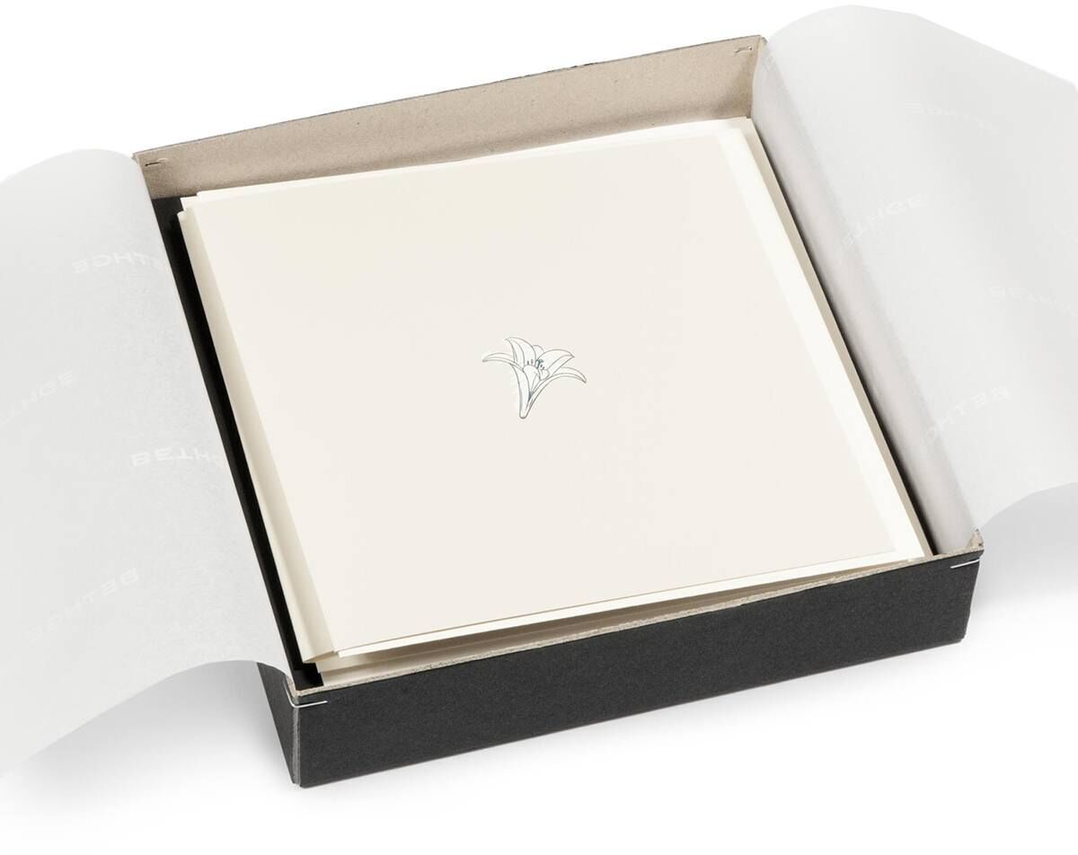 Ein 10-teiliges Set von Kondolenzkarten mit einem eleganten, minimalistischen Design. Die Karten sind in einem schwarzen Karton mit weißem Seidenpapier verpackt und haben eine dezente Blume auf der Vorderseite. Die Hauptfarben sind Weiß, Schwarz und Silber.
