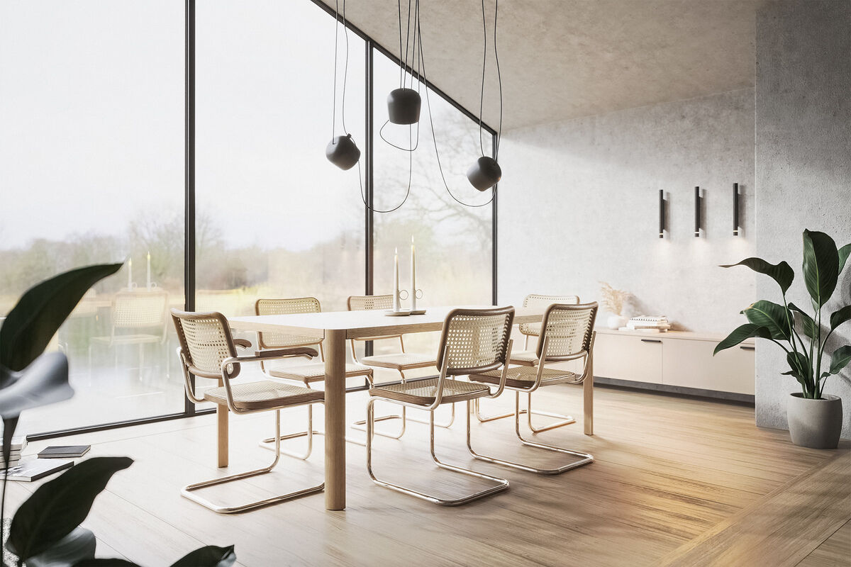 Modernes Esszimmer mit großen Fenstern und sechs Freischwinger-Stühlen, die um einen rechteckigen Holztisch angeordnet sind. Stilisierte Hängelampen und grüne Pflanzen ergänzen die minimalistische Einrichtung. Der Raum ist in warmen Holztönen, Beige und Schwarz gehalten.
