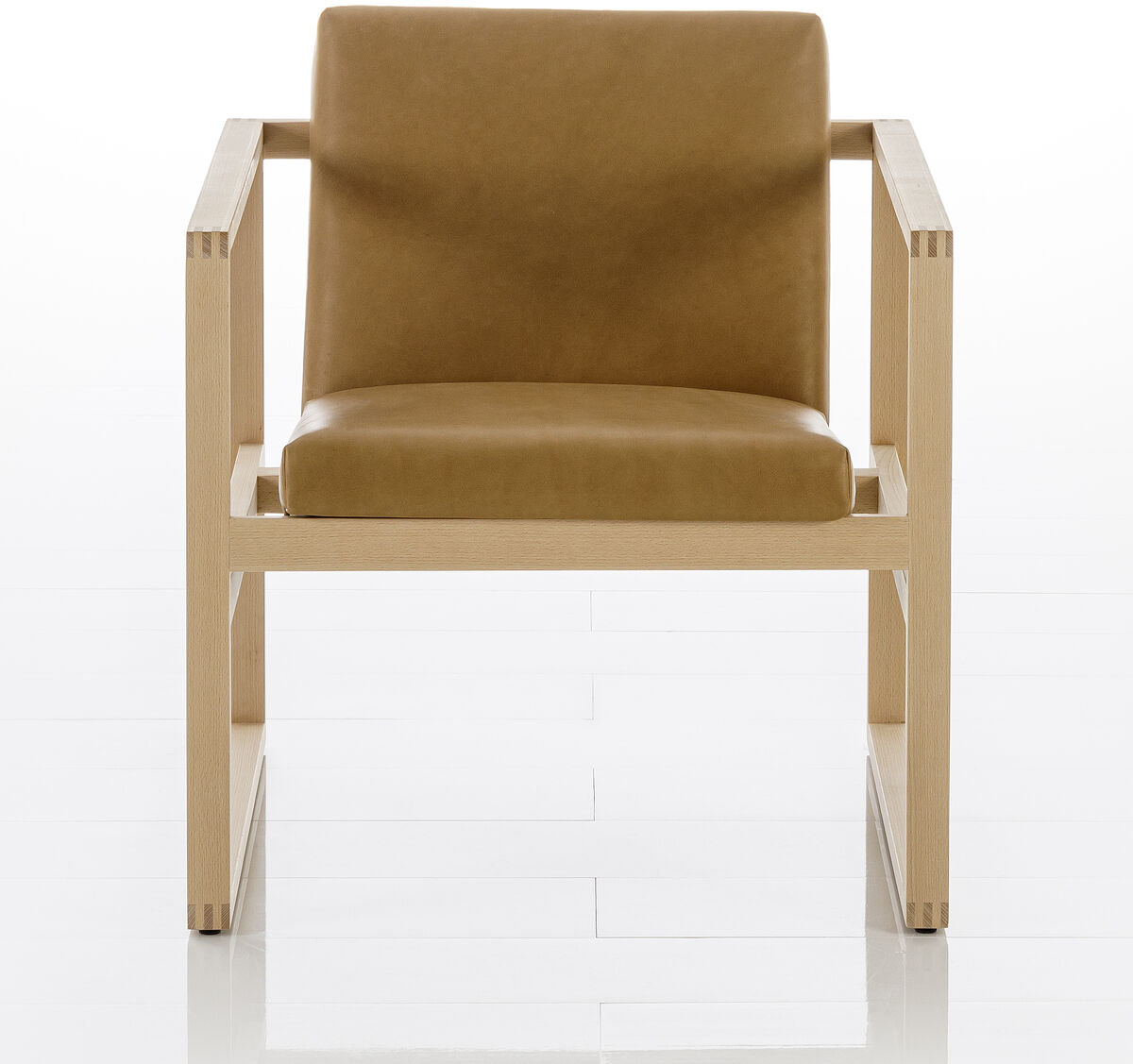 Ein moderner Sessel der ZEIT-Jubiläumsedition »Grace Wood« mit einem Holzrahmen und brauner Lederpolsterung. Der Sessel steht auf einem weißen, glänzenden Boden und ist in einem minimalistischen Design gehalten.