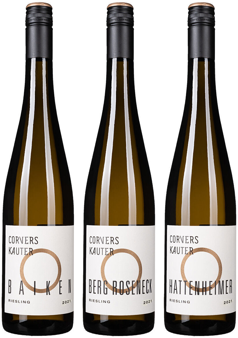 Drei Flaschen Riesling Weißwein aus dem Rheingau von Corvers Kauter, Jahrgang 2021. Die Flaschen sind nebeneinander aufgereiht und haben weiße Etiketten mit schwarzer und goldener Schrift.