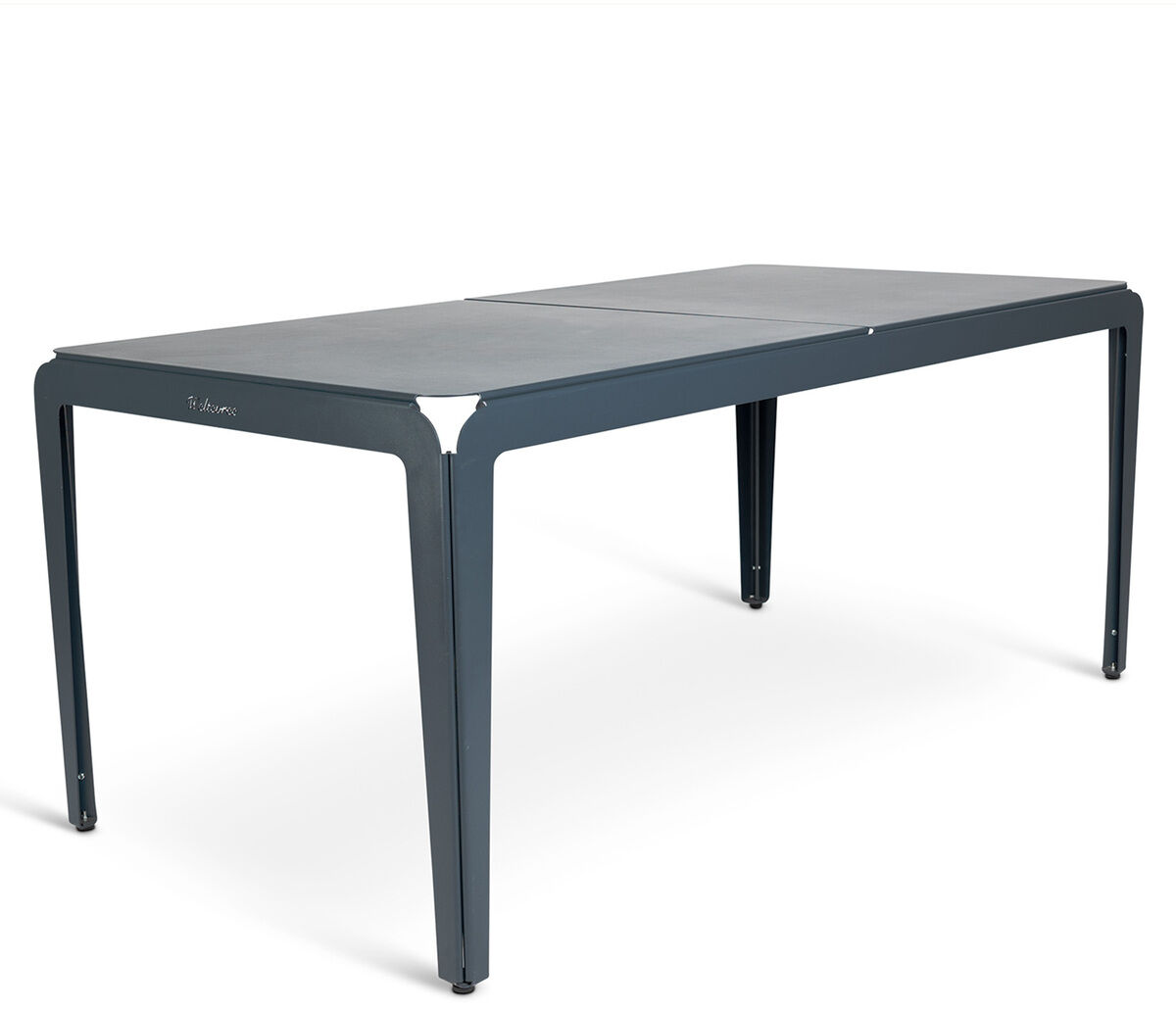 Ein modernes, dunkelgraues Aluminium-Gartentischmodell namens »Bended Table«. Der Tisch hat eine kantige, minimalistische Form und wirkt stabil sowie wetterfest. Geeignet für den Außenbereich und verschiedene Anlässe wie Gartenpartys oder Sommerfeste.