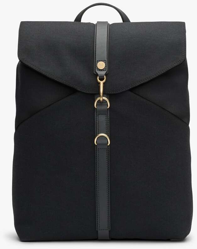 Ein eleganter, schwarzer Rucksack von MISMO mit minimalistischen Design-Elementen und goldfarbenen Details, ideal für moderne Reisende und Pendler.