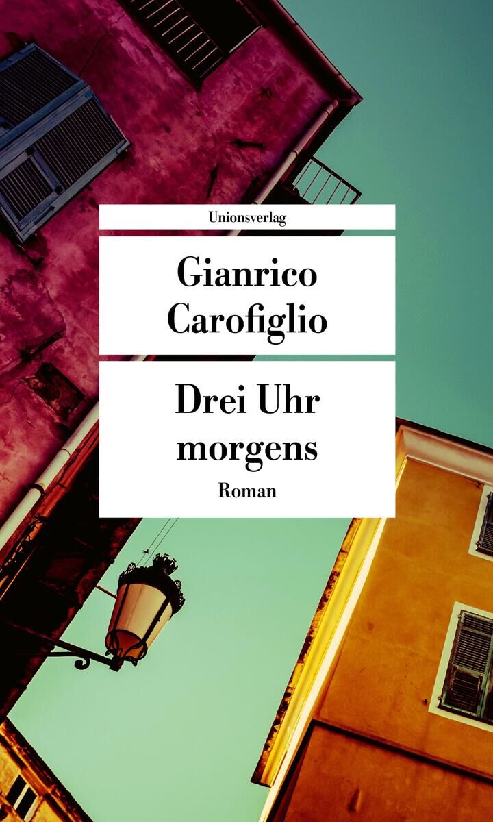 Buchcover des Romans 'Drei Uhr morgens' von Gianrico Carofiglio, veröffentlicht vom Unionsverlag. Das Cover zeigt eine Straßenszene mit bunten Gebäuden und einem alten Laternenpfahl unter einem hellgrünen Himmel.