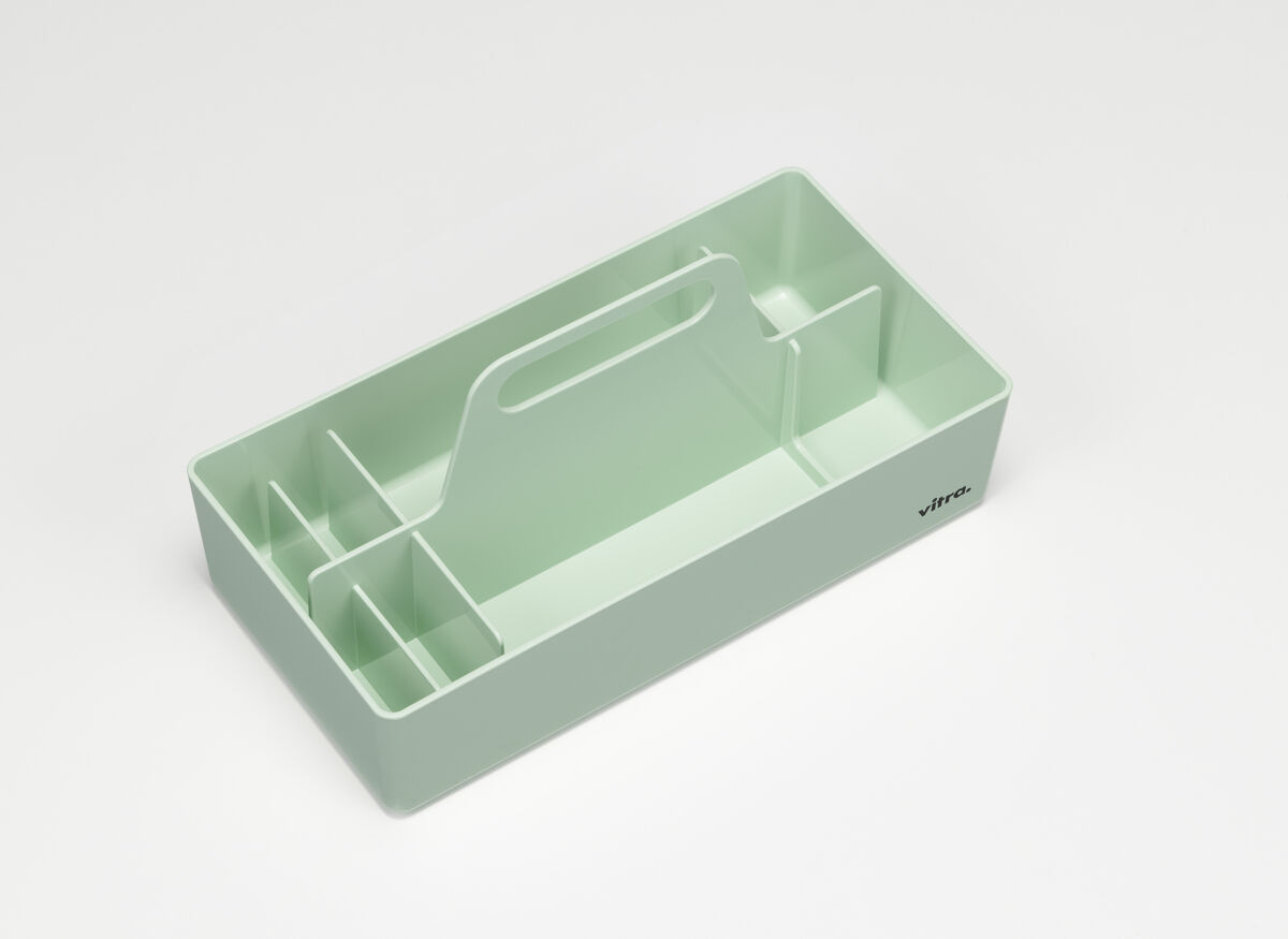 Ein minimalistischer, hellgrüner Werkzeugkasten aus Kunststoff mit mehreren Fächern und einem Tragegriff. Ideal zur Aufbewahrung und Organisation von Werkzeugen oder Bastelutensilien.