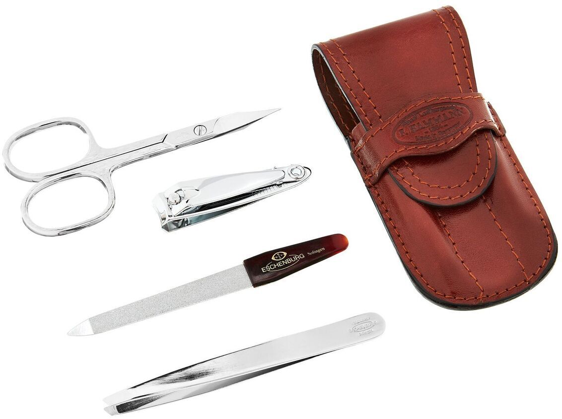 Maniküre-Set für Männer bestehend aus einer Nagelschere, einem Nagelknipser, einer Nagelfeile und einer Pinzette, präsentiert in einem rotbraunen Lederetui.