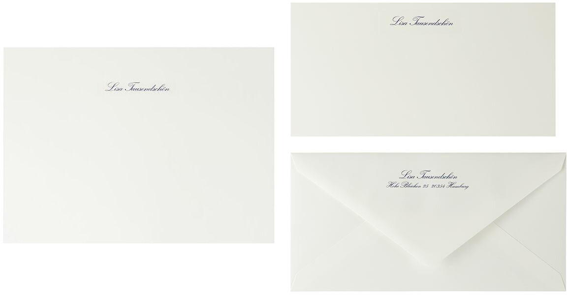 Auf dem Bild sind drei Stücke Briefpapier im Miniformat in weiß mit dunkelblauen Schriftzügen zu sehen. Ein Umschlag in der selben Farbe ist ebenfalls dargestellt.