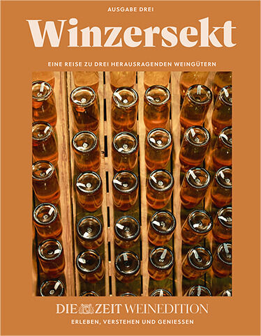 Eine Verpackung der ZEIT-Weinedition »Winzersekt«, ein 6er Set edler Schaumweine mit goldenen Flaschen auf einem braunen Hintergrund. Die Beschreibung hebt die herausragenden Weingüter und den Genuss hervor.