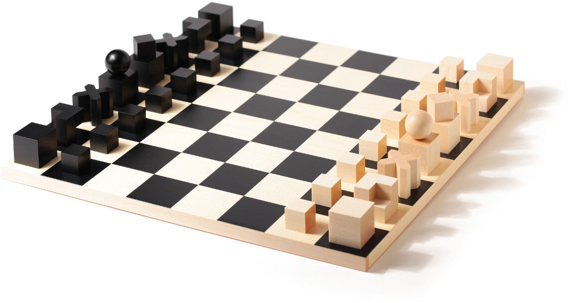 Ein minimalistisches Schachbrett im Bauhaus-Stil von Naef, das aus Holz gefertigt ist und schwarze sowie weiße Schachfiguren zeigt. Die Schachbrettstücke haben ein geometrisches und modernes Design.
