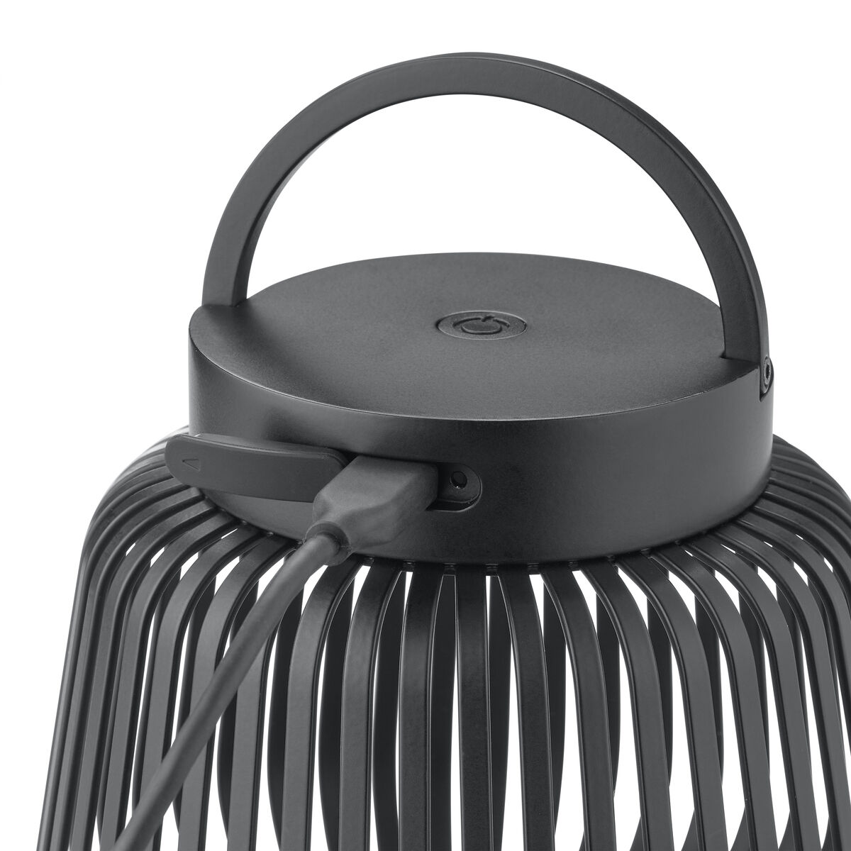 Detailansicht der Leuchte »LITO« 20 cm von blomus in Schwarz. Die Lampe zeigt ein modernes, rillenförmiges Design mit Tragegriff und Ladeanschluss. Das schwarze Metall wirkt matt. Perfekt als mobile LED-Leuchte für Innen- und Außenbereiche.