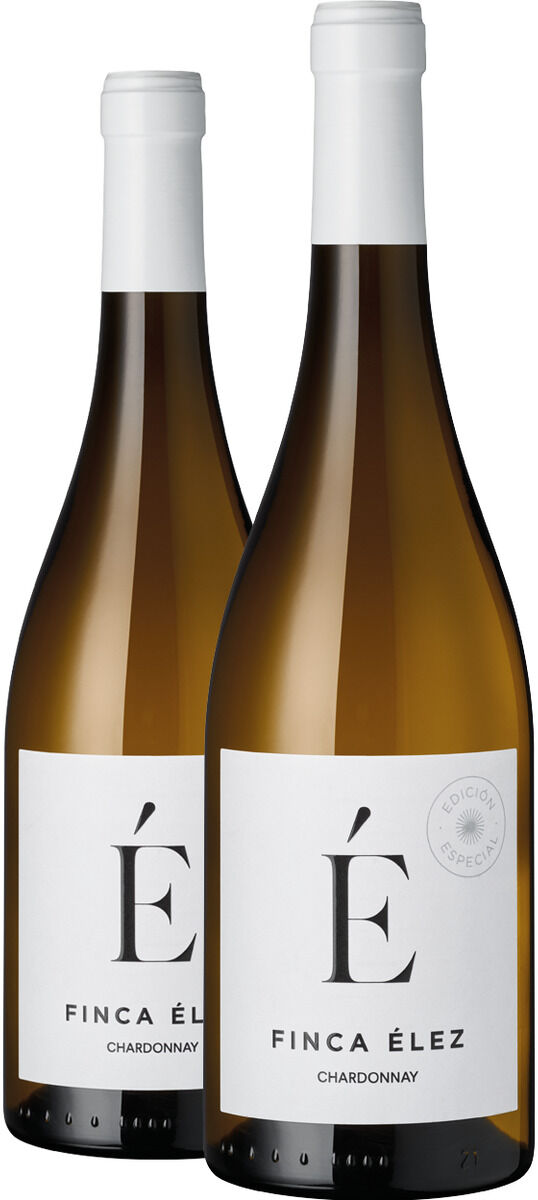 Freigestellte Produktaufnahme von zwei schlanken Flaschen Finca Élez Chardonnay vor weißem Hintergrund. Die bernstein-goldenen Weißweinflaschen haben lange Hälse mit weißen Kapseln und große matte weiße Etiketten mit schwarzem É-Logo, „Finca Élez“ und „Chardonnay“.