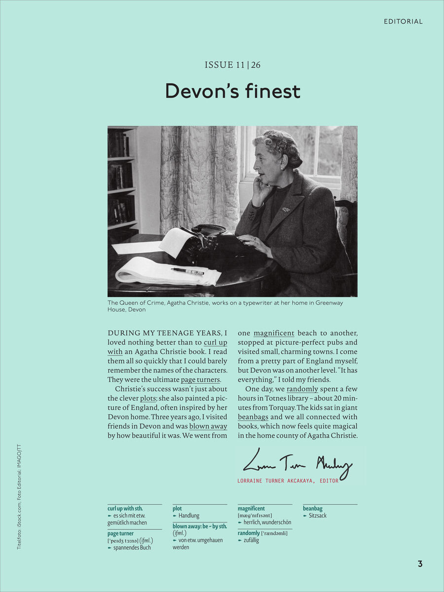 Titelseite des Spotlight Magazin 11/2026 mit einer schwarz-weißen Fotografie von Agatha Christie an einer Schreibmaschine. Text und Editorial auf hellblauem Hintergrund, darunter eine ausführliche Einleitung zur Ausgabe sowie Editorial-Unterschrift und Detailtext.