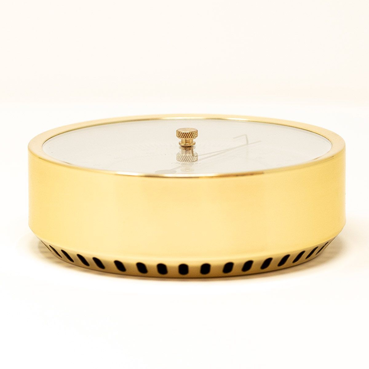 ZEIT-Sonderedition »POLAR Thermometer« mit rundem goldfarbenem Metallgehäuse und schwarzem Lüftungsschlitzmuster. Minimalistisches Design mit präzisem Temperaturanzeiger.