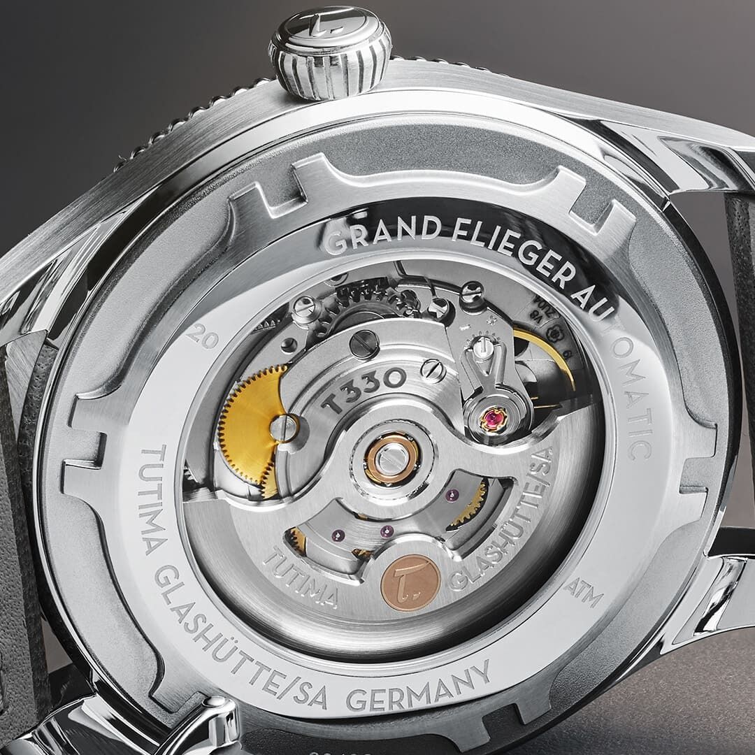 Rückseite der ZEIT-Sonderedition »Grand Flieger Classic Automatic Schiefergrau« Uhr von Tutima mit sichtbarem mechanischem Uhrwerk, Edelstahlgehäuse und Schiefergrau Farbton.