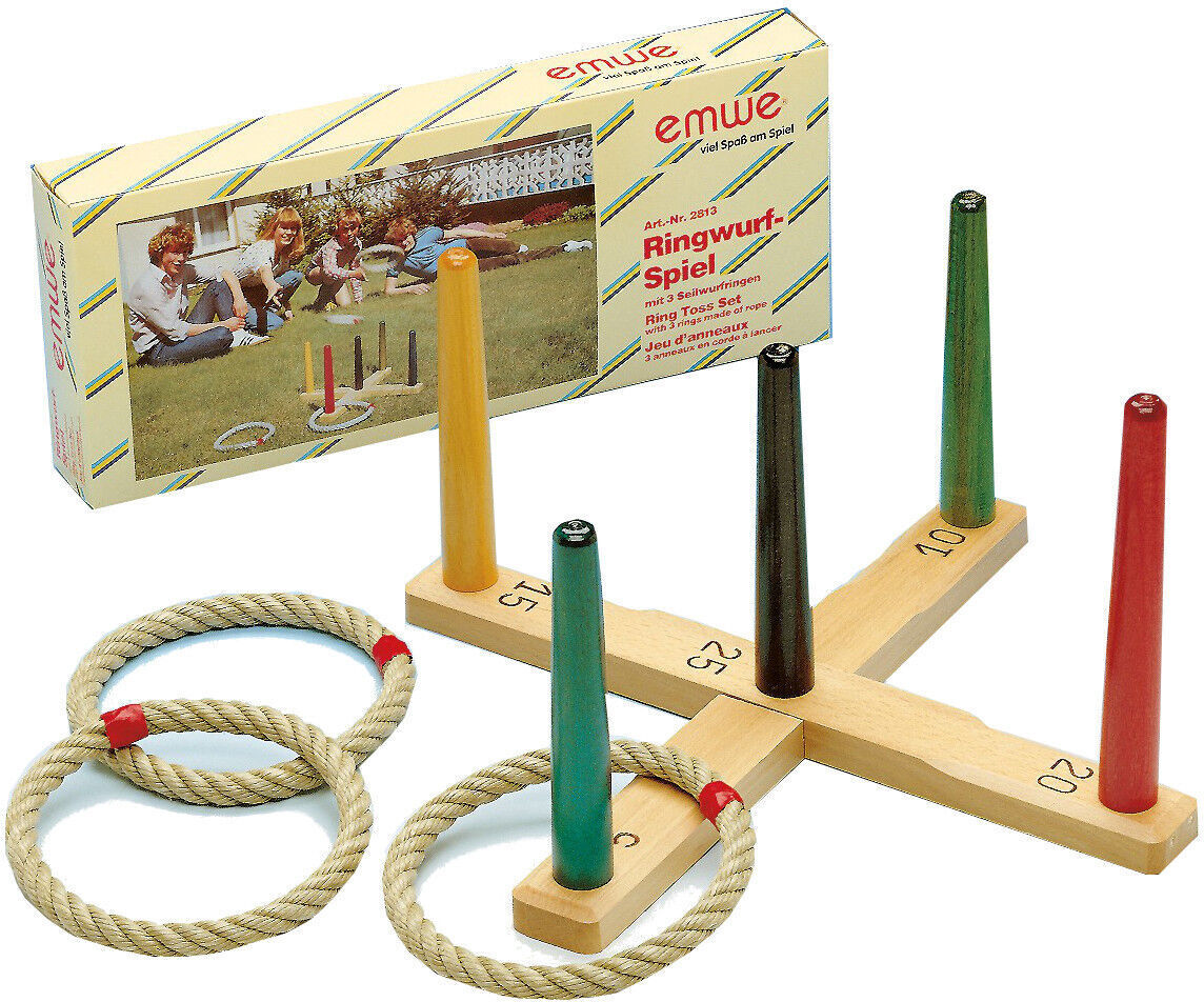 Das Bild zeigt ein Ringwurfspiel bestehend aus einer Holzbasis mit fünf verschiedenfarbigen Stiften und drei Seilringen. Die Verpackung des Spiels mit der Aufschrift 'Ringwurfspiel' und einem Bild von spielenden Kindern ist ebenfalls zu sehen.