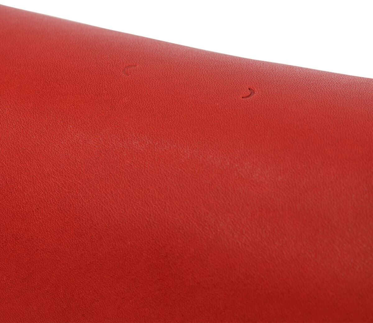 Nahaufnahme einer roten Leder-Schultertasche der ZEIT Sonderedition namens »DIE ZEIT 5«.