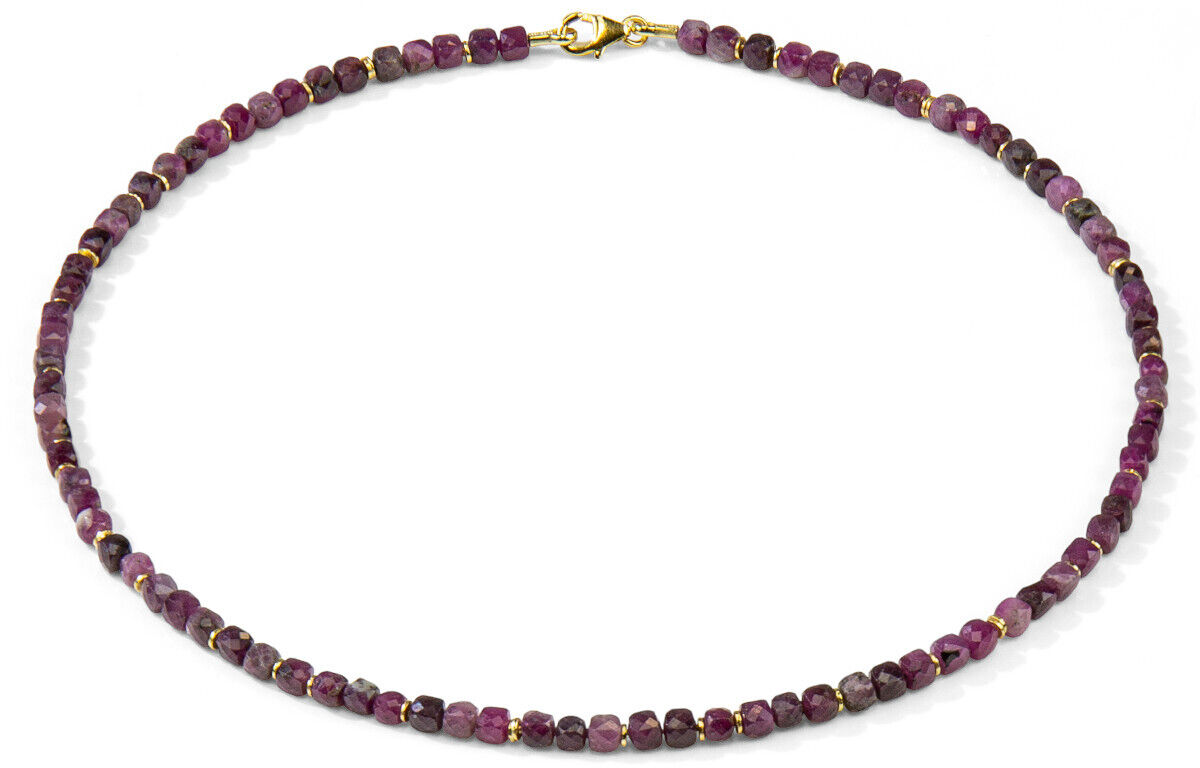 Ein elegantes Schmuckset mit der Bezeichnung Ruby Red, bestehend aus einer Kette mit roten Edelsteinperlen und einem goldenen Verschluss, ideal für festliche Anlässe.