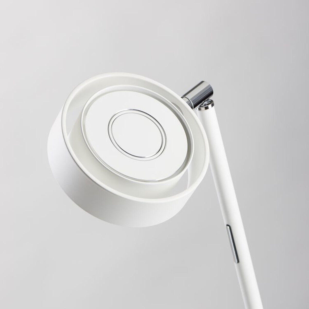 Die Tischleuchte »Pure« ist eine moderne und minimalistische LED-Lampe in weißer Farbgebung mit einem silbernen Detail. Perfekt für den Einsatz auf einem Schreibtisch oder als stilvolle Beleuchtung im Schlafzimmer oder Büro.