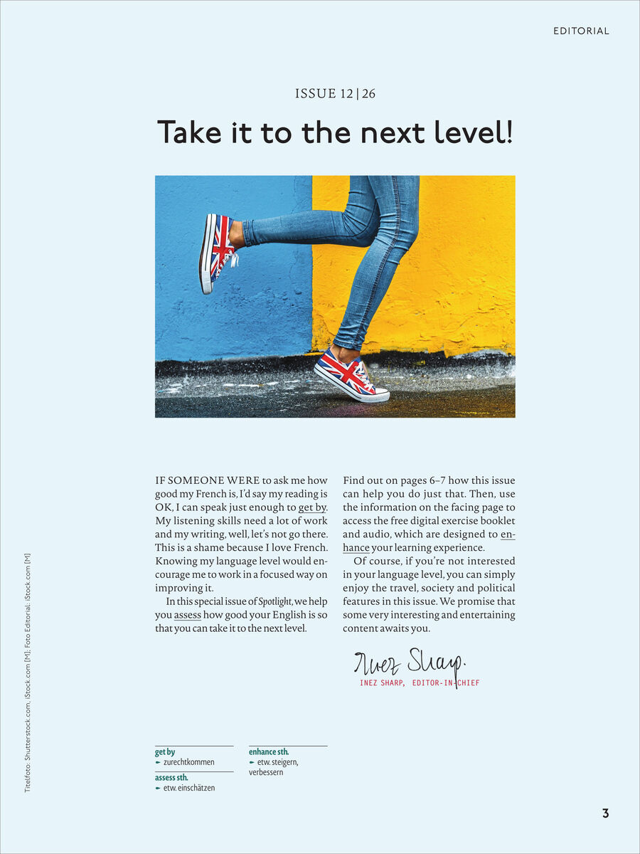 Magazinseite mit Editorial. Oben Foto: Person mit Jeans und roten Sneakers springt vor gelber Wand. Titel: "Take it to the next level!" Text beschreibt Motivation zum Englischlernen. Herausgeberin unterschreibt. Modernes Layout, helle Farben, Zielgruppe: Englischlernende.