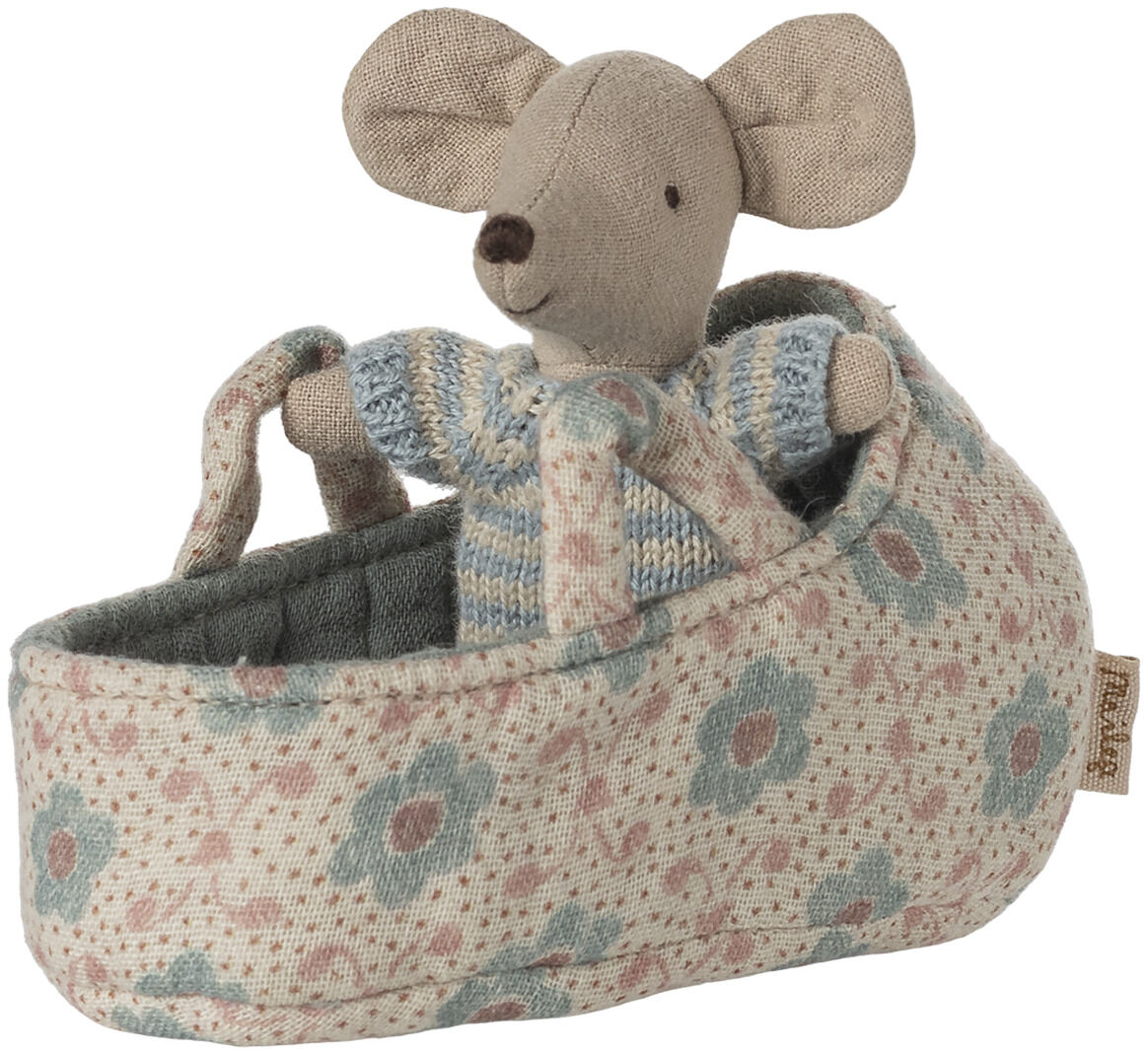 Kleine Stoffmaus in gestreiftem Pullover sitzt in einer Tragetasche mit floralem Muster in Pastellfarben; liebevolles, handgefertigtes Kuscheltier für Kinder.