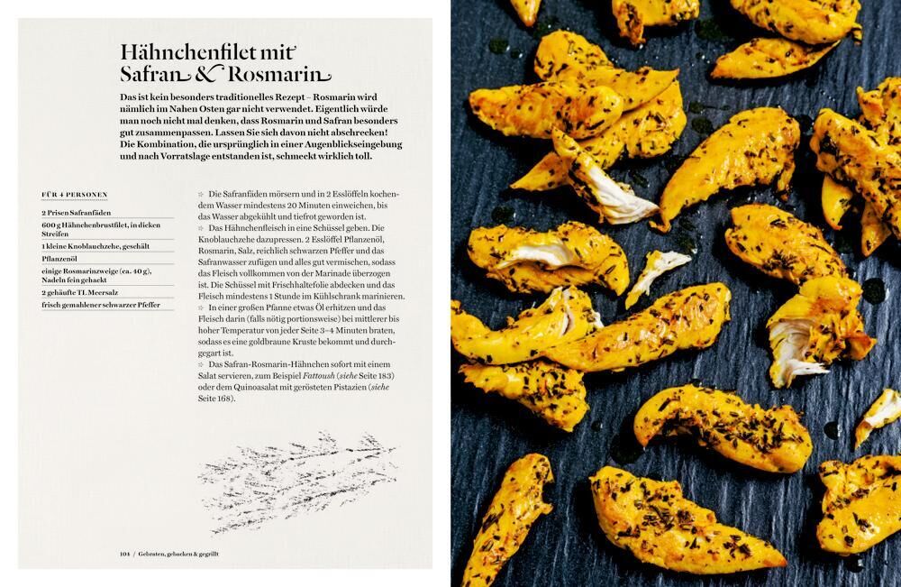 Das Bild zeigt eine Doppelseite aus dem Kochbuch 'Persiana - 100 Rezepte aus den Küchen des Orients'. Links ist ein Rezept für Hähnchenfilet mit Safran und Rosmarin abgedruckt, während rechts Stücke von gewürzten und gebackenen Hähnchenfilets auf schwarzem Hintergrund zu sehen sind.