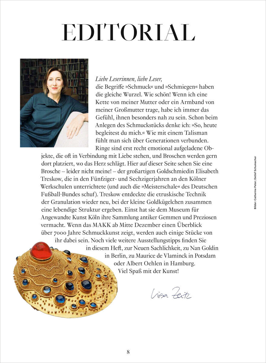 Eine Seite aus dem WELTKUNST Magazin, die ein Editorial mit einem Foto einer Person und einem dekorativen Schmuckstück zeigt. Der Text ist in schwarz auf weißem Hintergrund gedruckt.