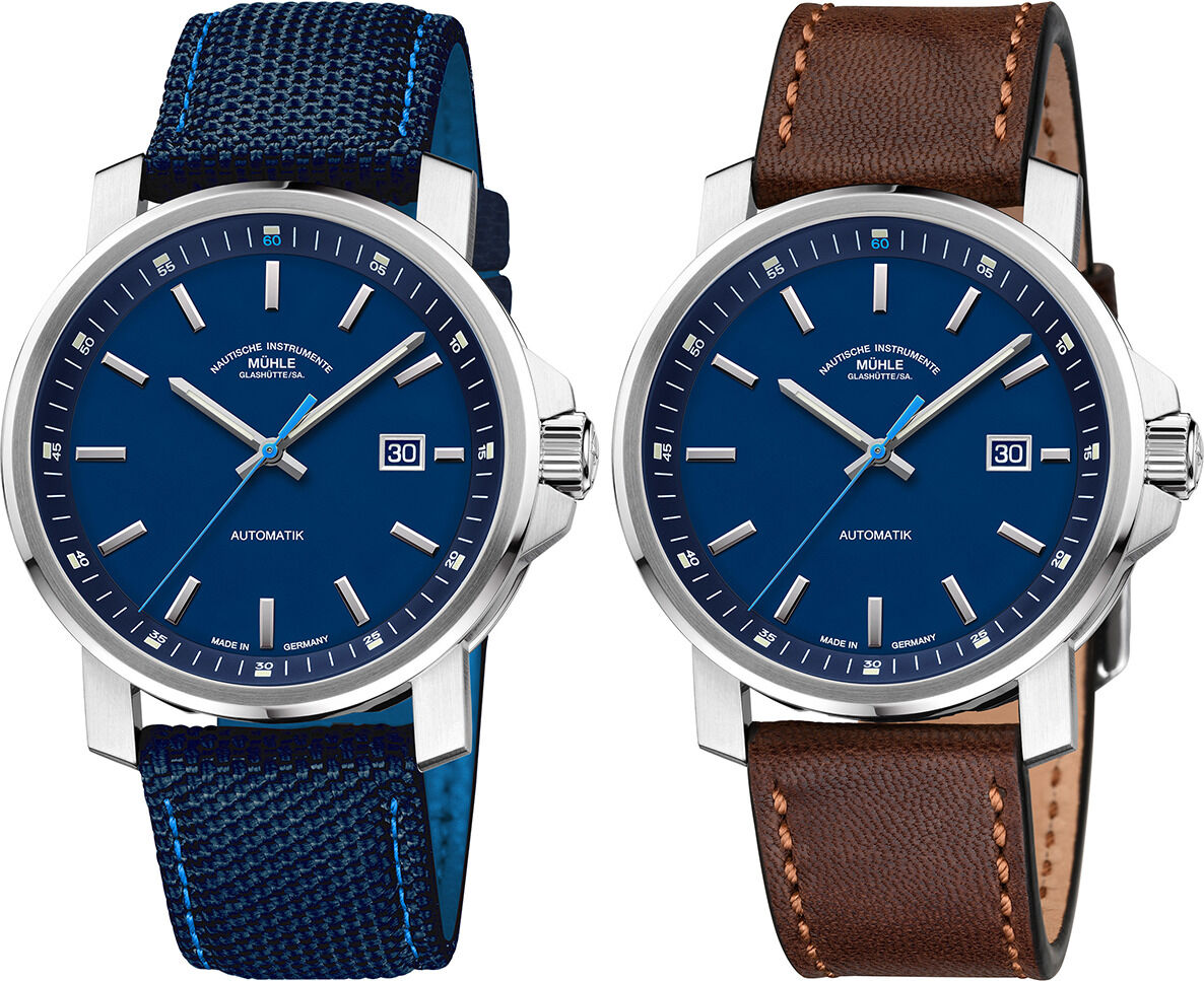 Zwei ZEIT-Sonderedition »29er Big Deep Blue« Armbanduhren von Mühle-Glashütte, eine mit braunem Lederarmband und eine mit blauem Nylonarmband. Beide haben ein blaues Zifferblatt und eine Datumsanzeige, umgeben von einem Edelstahlgehäuse.