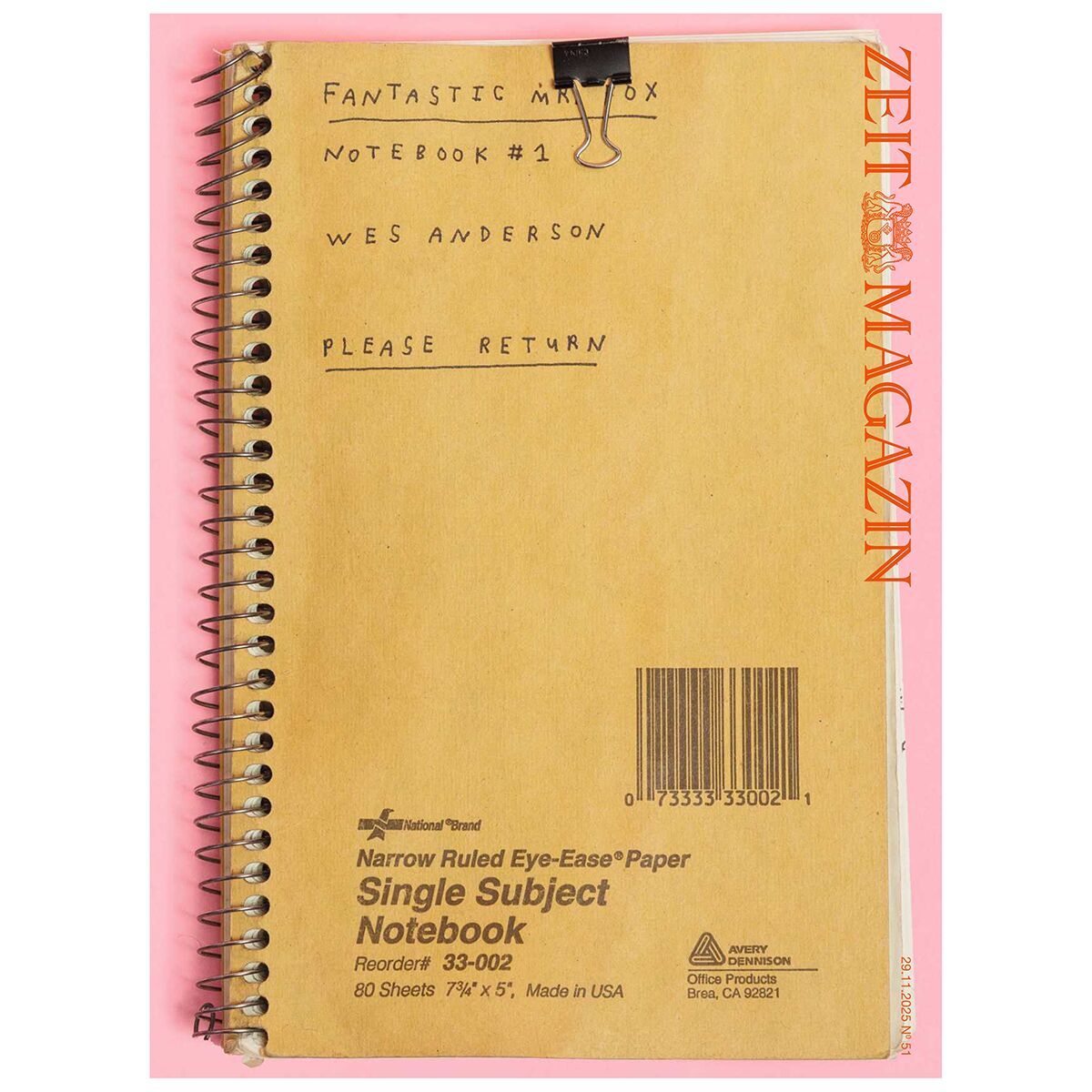 Ein Spiralnotizbuch liegt auf einem rosa Hintergrund. Das Deckblatt ist braun-gelb und trägt handgeschriebene Texte wie 'FANTASTIC MR. FOX', 'WES ANDERSON' und 'PLEASE RETURN'. Rechts ist vertikal der rote Schriftzug 'ZEIT MAGAZIN' zu sehen.