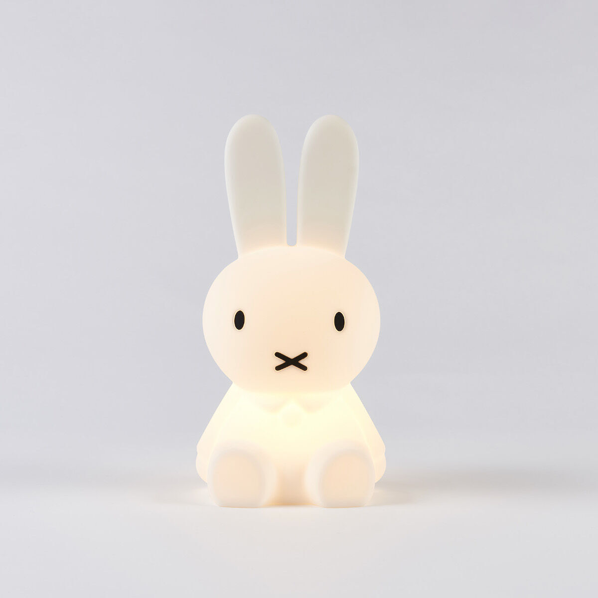 Kleines Nachtlicht in Form der beliebten Figur »Miffy«. Die Lampe hat die Form eines sitzenden Häschens mit langen Ohren, einem runden Kopf und einem einfachen Gesichtsausdruck. Das Licht strahlt in einem sanften Weiß.