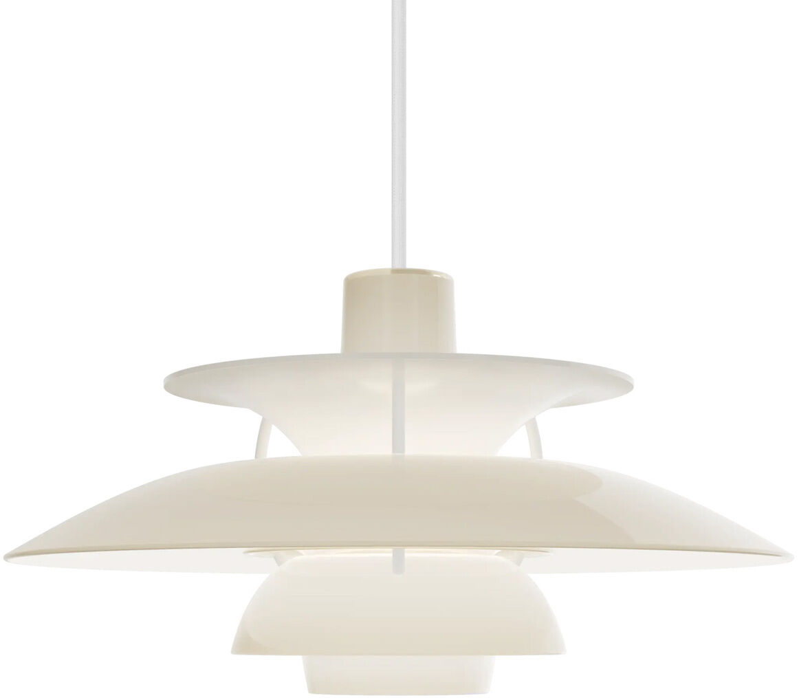 Abgebildet ist die Hängeleuchte »PH 5 320« von Louis Poulsen in opal beige. Die Leuchte besteht aus mehreren, glänzend pulverbeschichteten Polymerkegelschirmen, die übereinander angeordnet sind. Die Form erzeugt blendfreies, sanft gestreutes Licht nach unten und zur Seite.