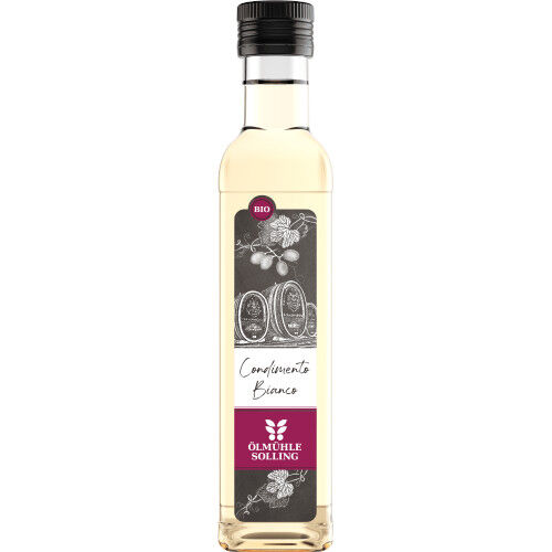 Eine 250 ml Glasflasche Bianco-Balsam-Essig von Ölmühle Solling mit schwarzem Schraubverschluss. Die Flasche ist klar und durchsichtig, enthält eine helle, goldene Flüssigkeit. Das Etikett zeigt eine Grafik mit Fässern und Trauben sowie die Aufschrift 'Condimento Bianco'.