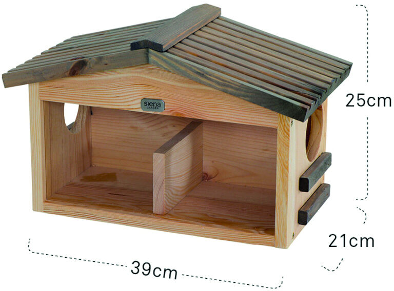 Ein Eichhörnchenhaus aus Holz mit Maßen: 39 cm Breite, 21 cm Höhe und 25 cm Tiefe. Es hat eine Dachkonstruktion mit Schlitzen und seitlichen Ausgängen.