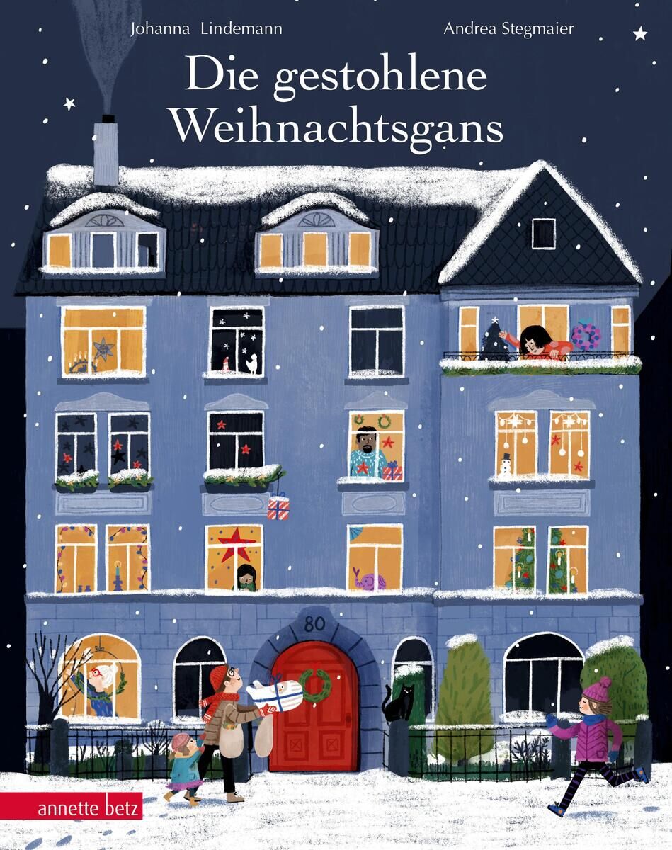 Ein illustriertes Kinderbuchcover mit dem Titel 'Die gestohlene Weihnachtsgans' von Johanna Lindemann und Andrea Stegmaier. Das Bild zeigt ein großes blaues Haus im Schnee, mit zahlreichen beleuchteten Fenstern, in denen verschiedene Menschen und Weihnachtsdekorationen zu sehen sind. Ein rotes Eingangstor ist von einem Kranz umgeben und mehrere Figuren, darunter Kinder und Erwachsene, sind vor dem Haus abgebildet. Im unteren rechten Eck ist das Logo des Verlags 'annette betz' zu sehen.