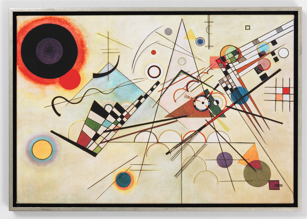 Abbildung des Gemäldes "Komposition VIII" von Wassily Kandinsky (1923), das zahlreiche geometrische Formen wie Kreise, Linien und Dreiecke in unterschiedlichen Farben zeigt. Die kräftigen Kontrastfarben Schwarz, Rot, Blau, Gelb und Grün heben sich vor einem hellen Hintergrund ab. Die Darstellung wirkt dynamisch und farbenfroh.