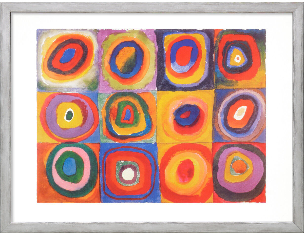 Ein gerahmtes Kunstwerk von Wassily Kandinsky bestehend aus einem Set von drei Bildern. Jedes Bild ist farbenfrohe abstrakte Kunst mit geometrischen, konzentrischen Kreisen in Rot, Orange, Gelb, Grün, Blau, Violett und Rosa.