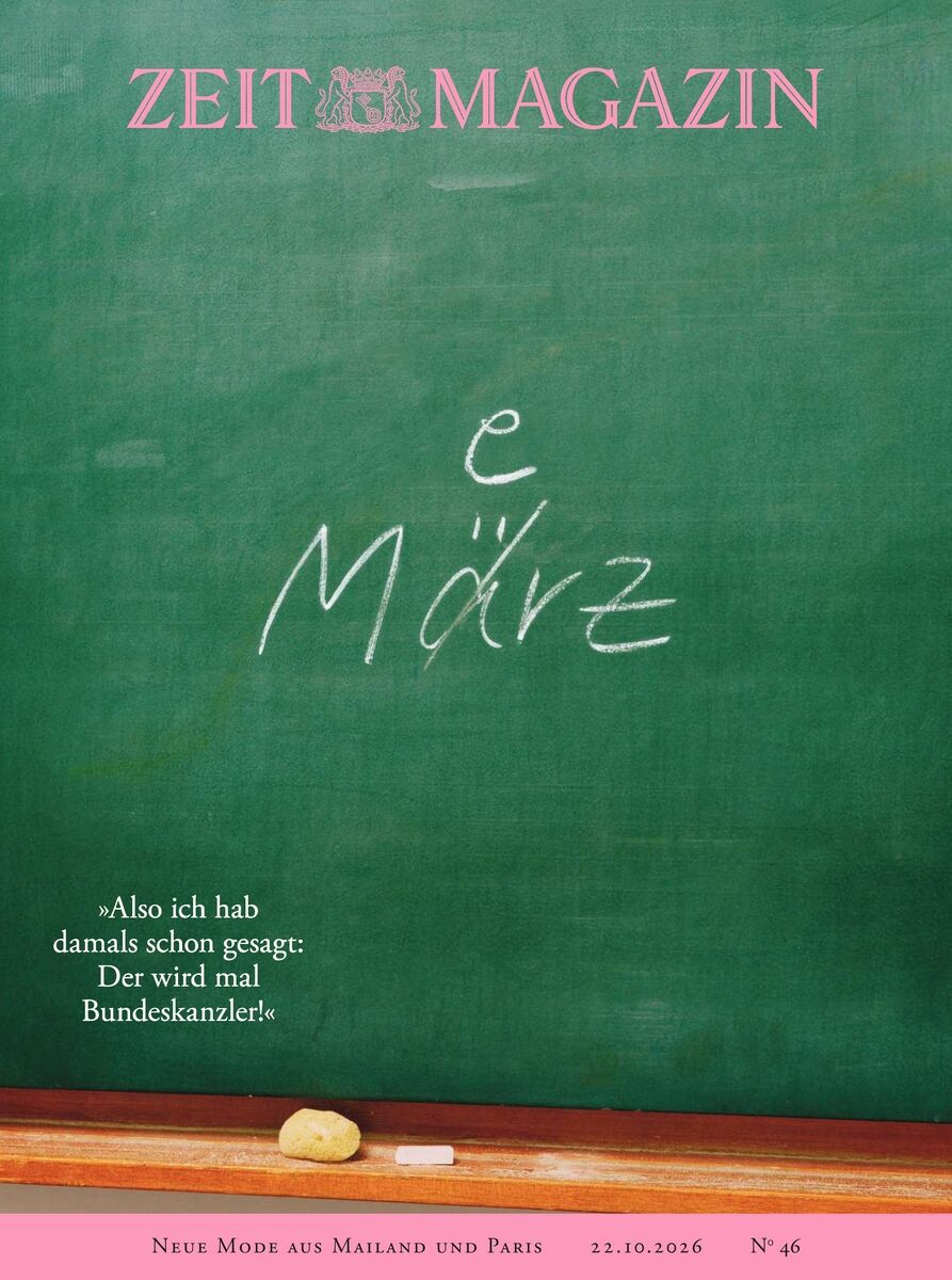 Cover des ZEIT MAGAZIN: Eine dunkelgrüne, leicht verwischte Schultafel füllt das Bild. Oben steht in Rosa „ZEIT MAGAZIN“, mittig ist mit weißer Kreide „e Mörz“ geschrieben. Unten links das Zitat „Also ich hab damals schon gesagt: Der wird mal Bundeskanzler“. Am unteren Rand liegen Kreide und Schwamm auf einer Holzleiste; rosa Fußzeile mit Datum 22.10.2026 und Nr. 46.