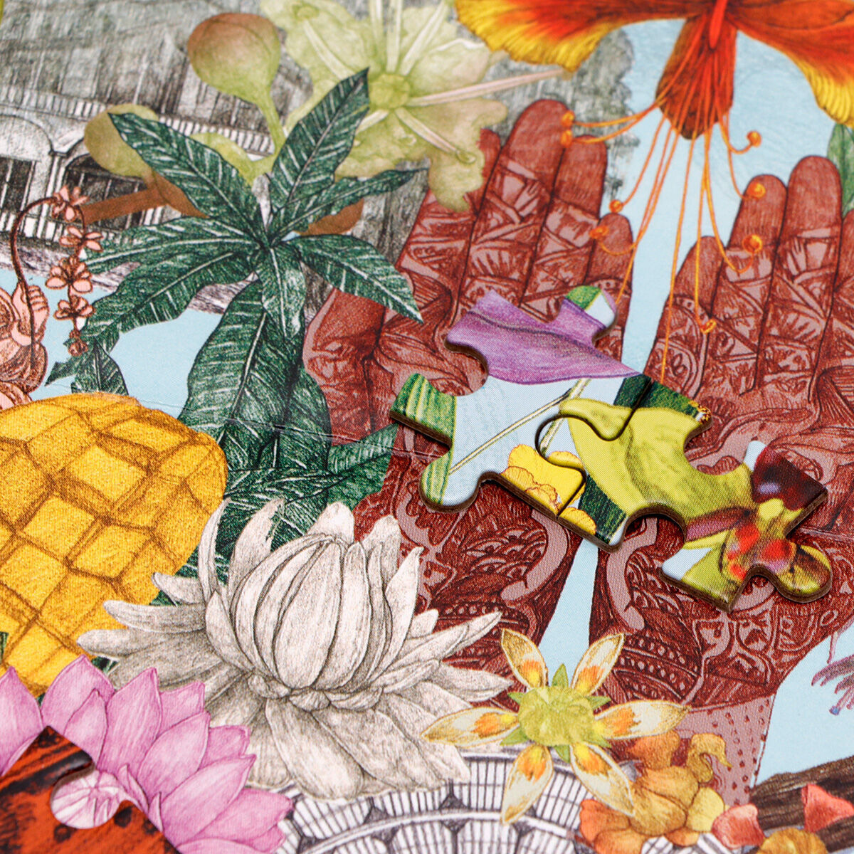 Ein buntes Puzzle mit Pflanzenmotiven zeigt eine Vielzahl von Blumen, Blättern und exotischen Früchten vor einem kunstvollen Hintergrund. Elemente wie Henna-Muster und gelbe Ananas sind ebenfalls abgebildet.