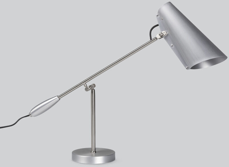 Silberne Tischlampe der Serie »Birdy« Geburtstagsedition, mit modernem und funktionalem Design. Die Lampe hat einen verstellbaren Arm und Fuß, ideal für Schreibtisch oder als Leselampe.