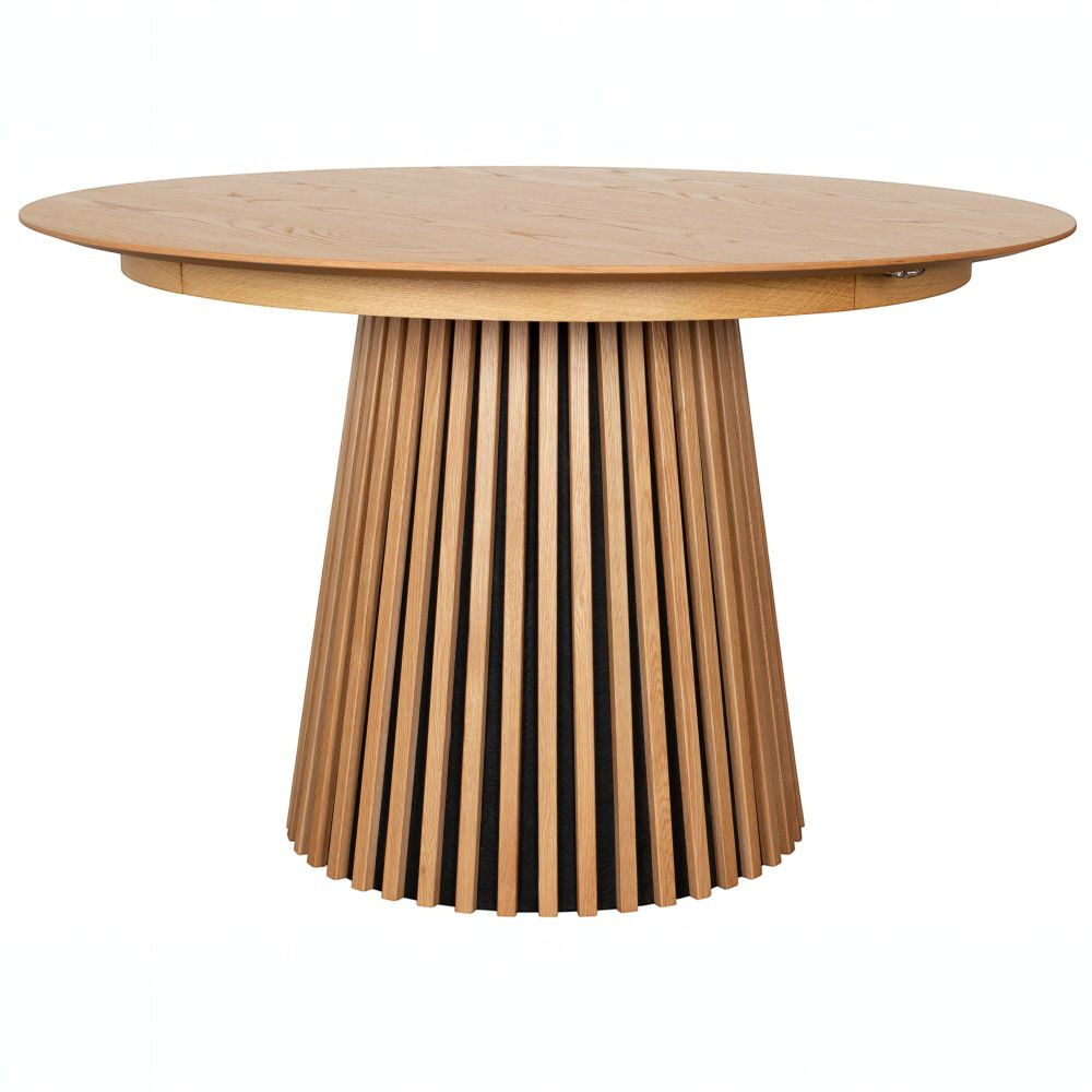 Freigestellter runder Dining-Tisch »Oria 120cm« von bene living aus naturfarbenem, FSC-zertifiziertem Eichenholz vor weißem Hintergrund. Die flache runde Platte zeigt feine Holzmaserung und einen schmalen, umlaufenden Auszugsspalt. Der konische Mittelfuß besteht aus senkrechten, dicht angeordneten Holzlamellen.