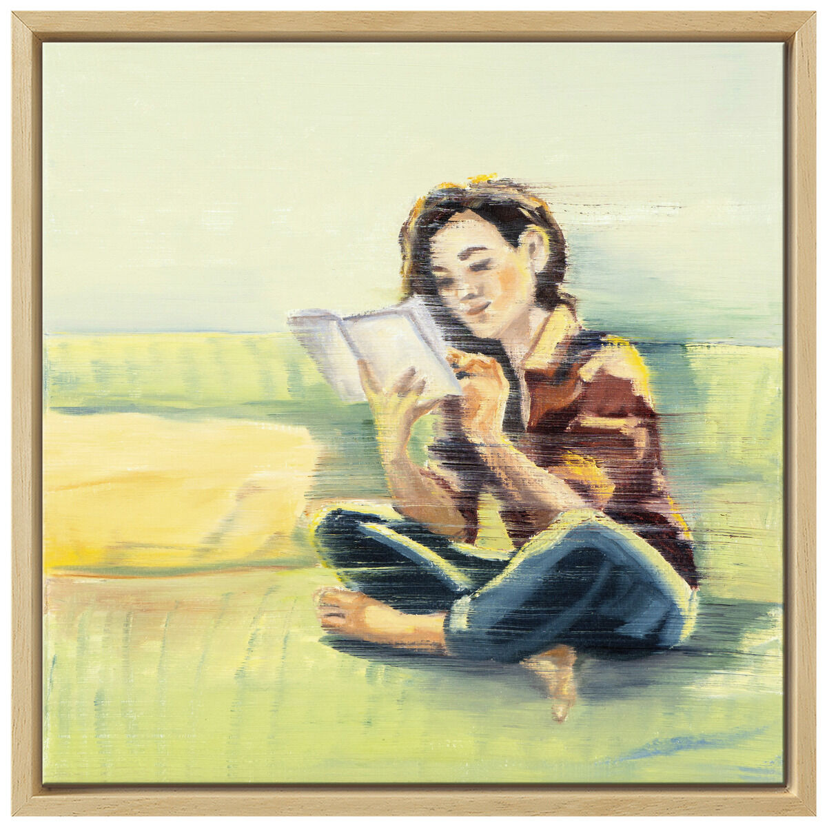 Ein Kunstwerk von Anja Struck aus dem Set 'Glücksmomente (2024)', gerahmt. Es zeigt eine Person, die entspannt auf grünem Hintergrund sitzt und ein Buch liest. Die dominierenden Farben sind Grün, Blau, Gelb und Rot, mit einem Rahmen in Holzoptik.