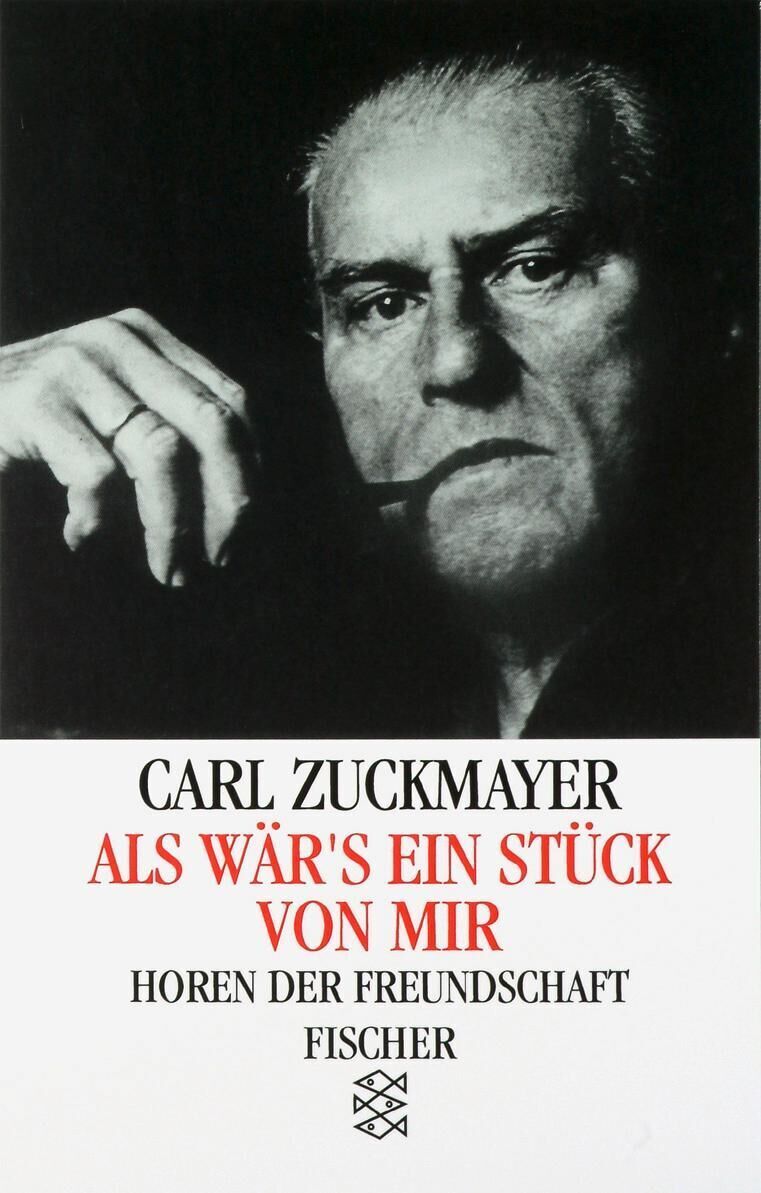 Das Bild zeigt das Buchcover von 'Als wär's ein Stück von mir' von Carl Zuckmayer. Oben ist ein Schwarz-Weiß-Porträtfoto von Zuckmayer zu sehen, der ernst in die Kamera schaut. Unterhalb des Fotos steht der Titel des Buches in roter Schrift und der Untertitel 'Hörer der Freundschaft' in schwarzer Schrift. Ganz unten befindet sich das Logo des S. Fischer Verlags.
