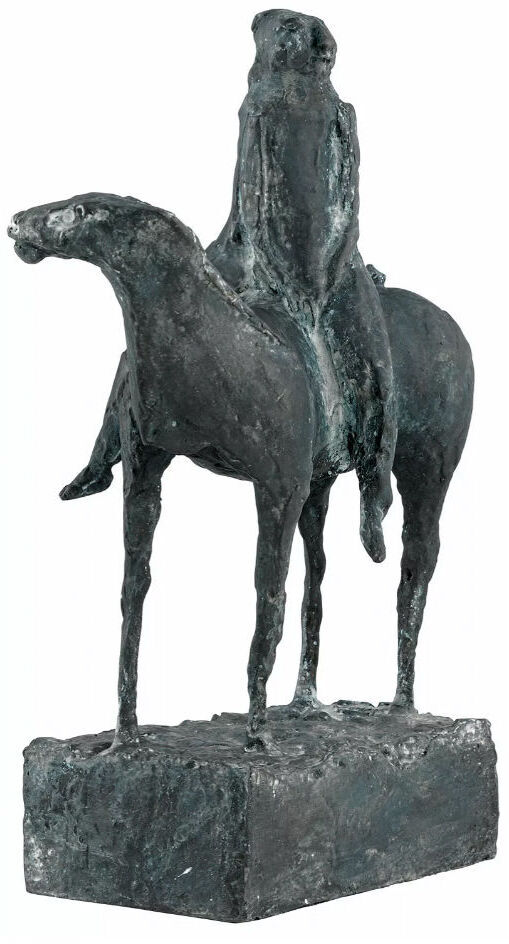 Die Skulptur 'Kleiner Reiter' von Marino Marini aus dem Jahr 1947 zeigt eine abstrakte Darstellung eines Reiters auf einem Pferd. Die Skulptur ist aus Bronze gefertigt und zeigt die rohe und expressive Struktur des Materials. Der Reiter sitzt aufrecht auf dem Pferd, das mit lang ausgestreckten Beinen steht. Die Oberfläche ist unregelmäßig und betont die Textur der Bronzeskulptur.