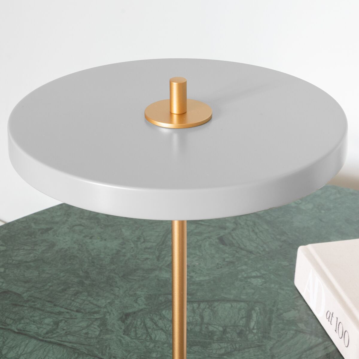 Tischlampe »Asteria Move II« mit einem schlichten, eleganten Design in Grau und Gold, ideal für moderne Wohnräume oder Büros.