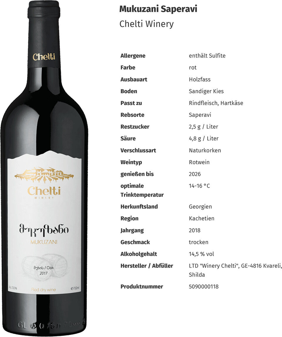 Eine schwarze Flasche des georgischen Chevli Mukuzani Saperavi Rotweins mit einem weißen und goldenen Etikett. Text in deutscher Sprache beschreibt Eigenschaften des Weins wie Jahrgang 2018, Ausbau im Holzfass, einen Alkoholgehalt von 14,5% und eine Empfehlung zum Genuss bis 2026.